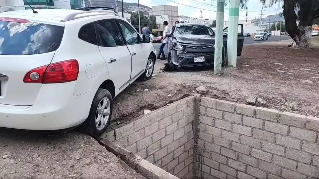 Por accidente en la Pachuca-Tulancingo, camioneta casi cae a drenaje | VIDEO