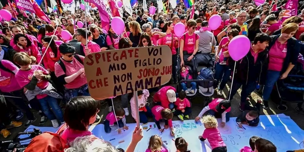 Italie: manifestation contre des restrictions aux droits de parents homosexuels