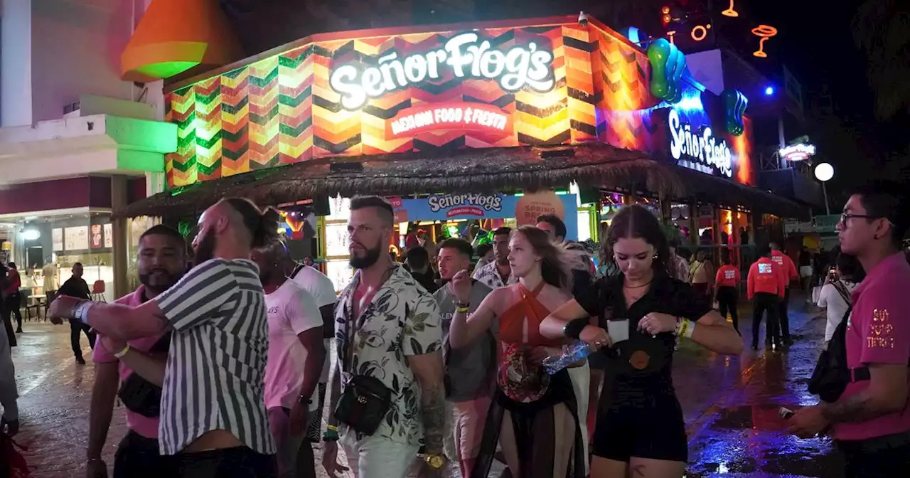 Affluence de jeunes Américains sur les plages de Cancun malgré l'alerte de Washington