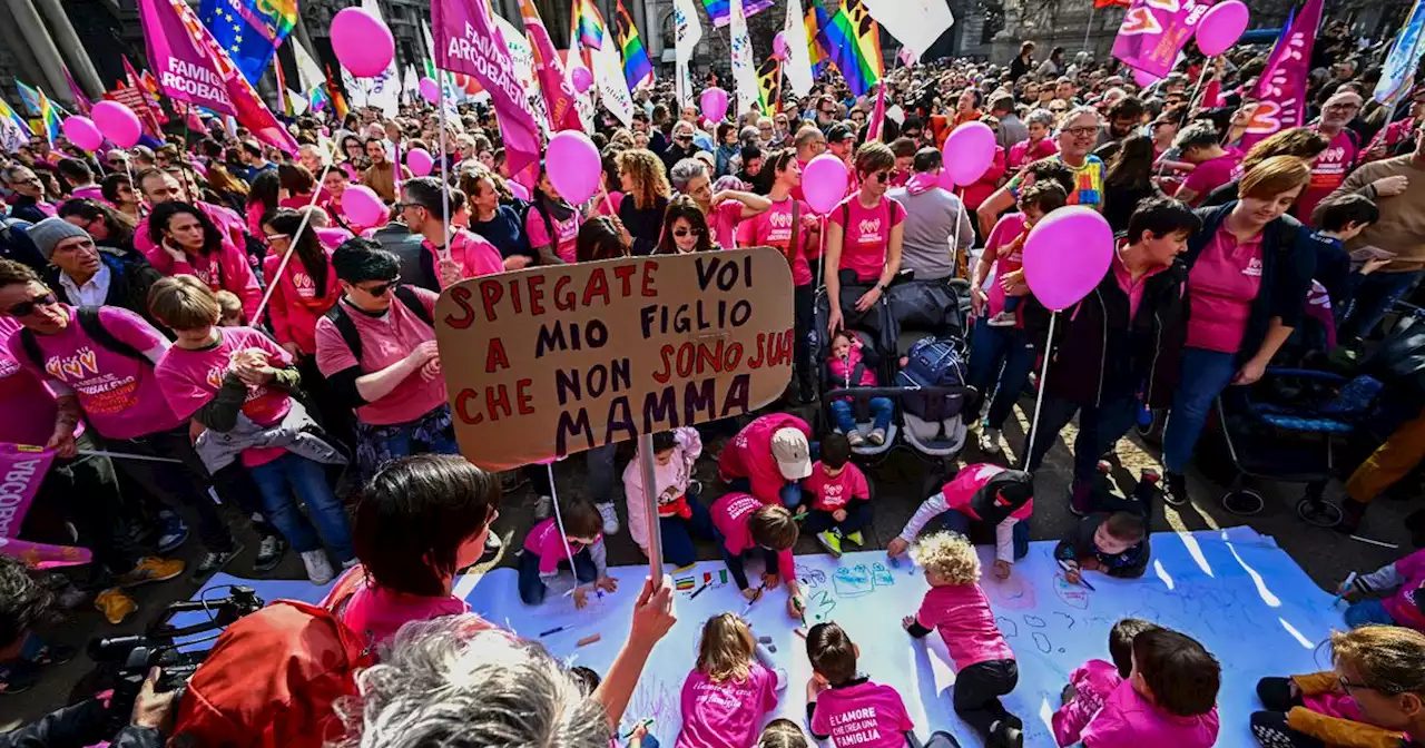 Italie: manifestation contre des restrictions aux droits de parents homosexuels