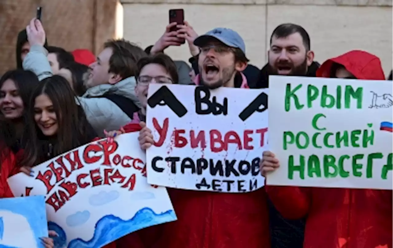 Pro-Kremlin activists rally outside embassies on Crimea anniversary