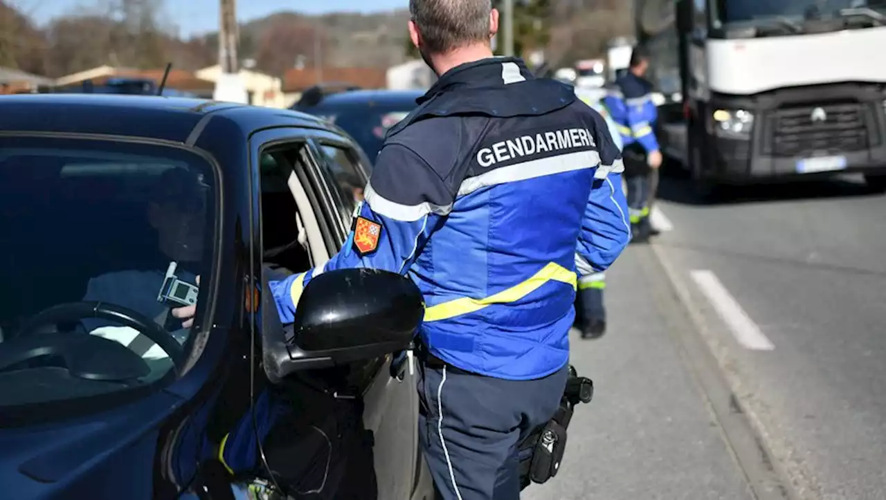 Machette, crachat, pipe à drogue, sans permis... un conducteur ivre commet 12 infractions en une seule journée