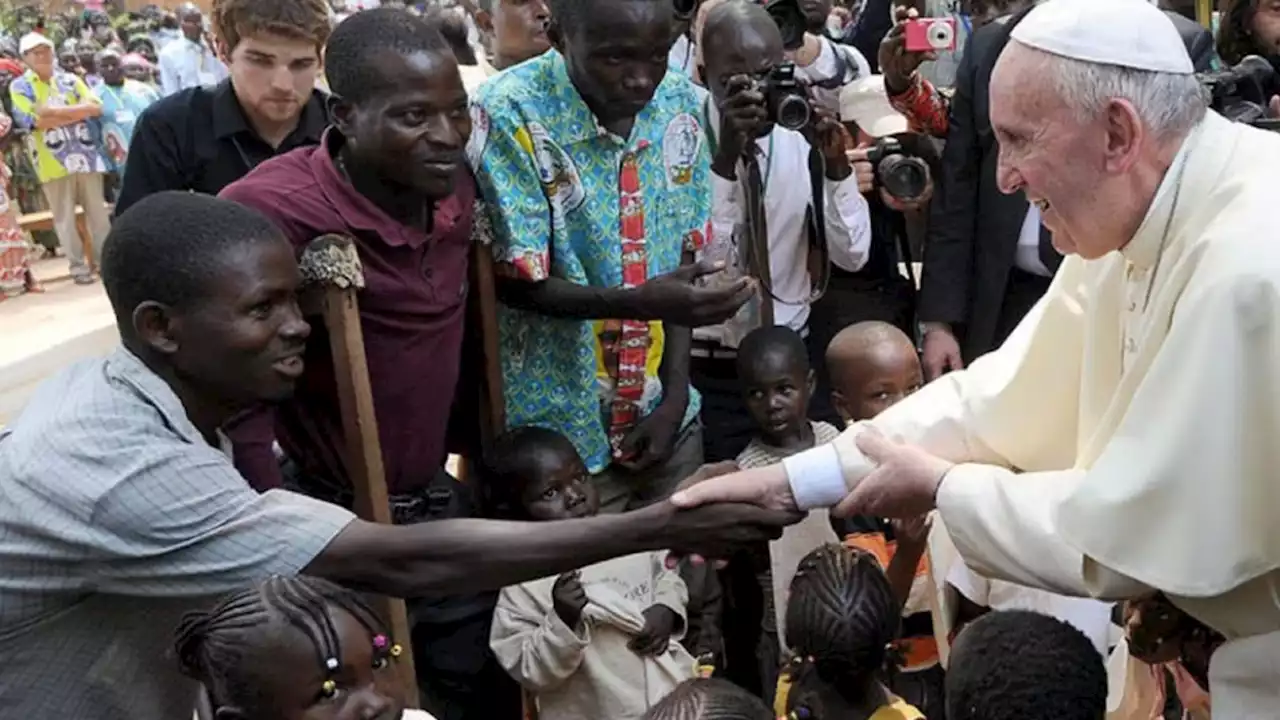 Francisco instó a Europa a establecer corredores humanitarios al recibir a refugiados en el Vaticano