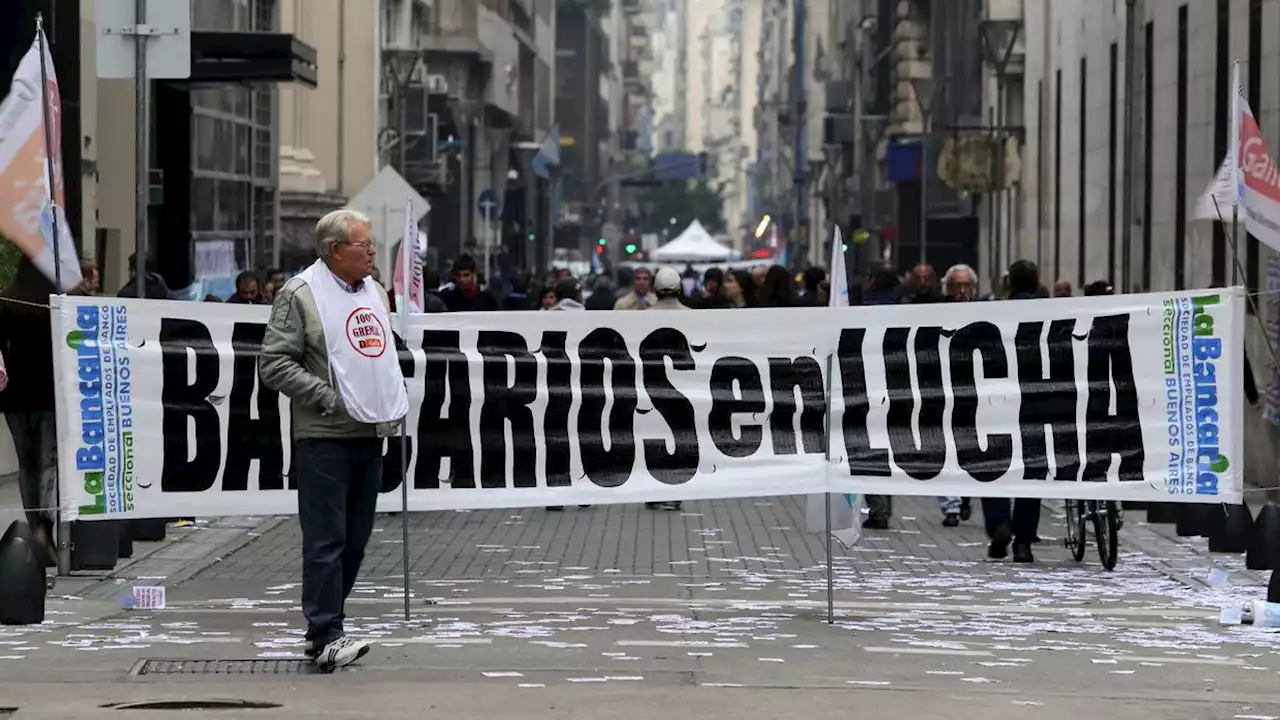 Salarios: Bancarios lograron una suba del 32,5 % hasta mayo y compensación por Ganancias