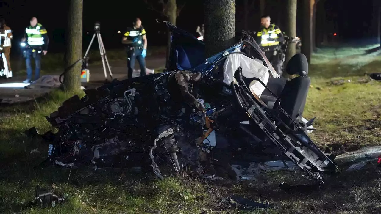 112-nieuws: auto breekt in tweeën op N285 • busje en auto botsen