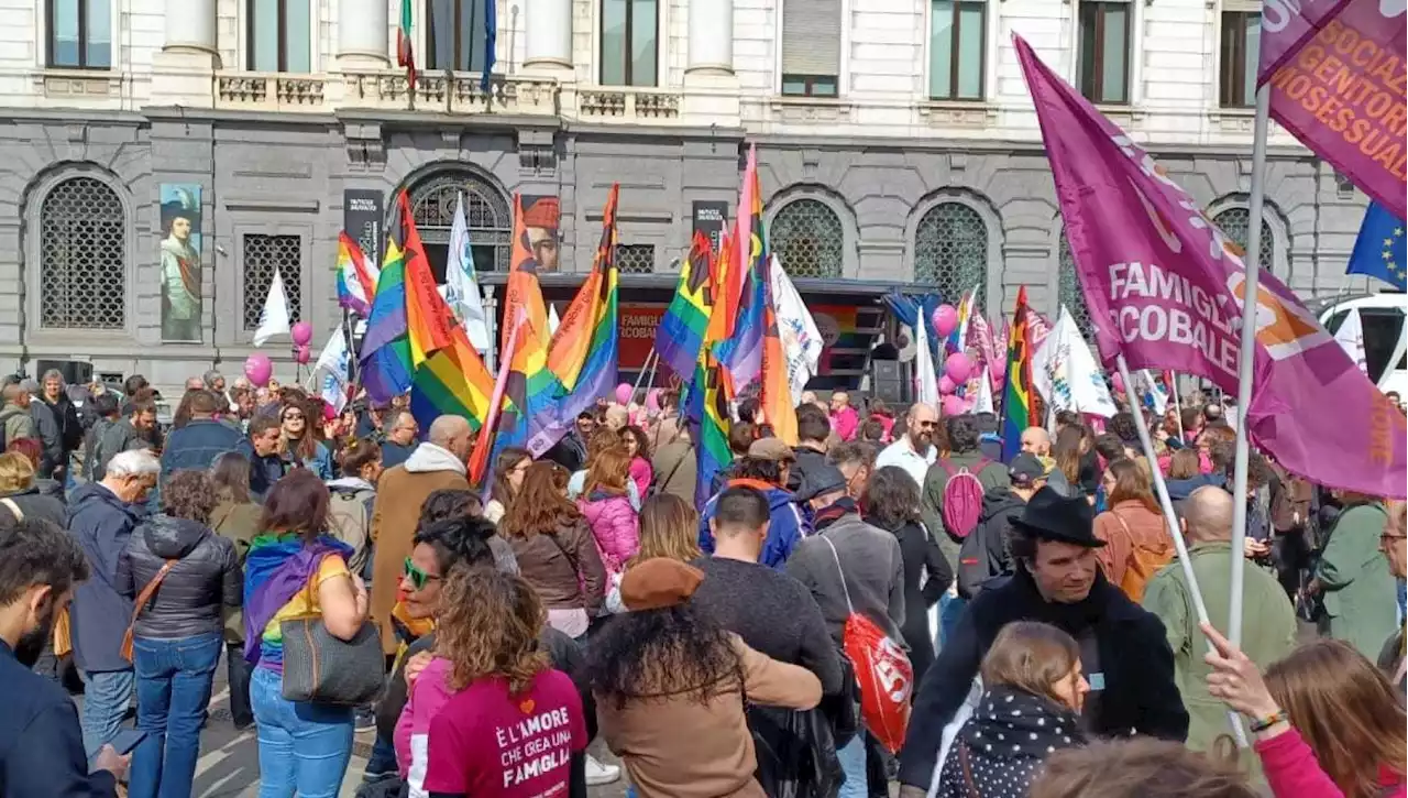 Le famiglie arcobaleno in piazza a Milano: 'Giù le mani dai nostri figli e dalle nostre figlie'