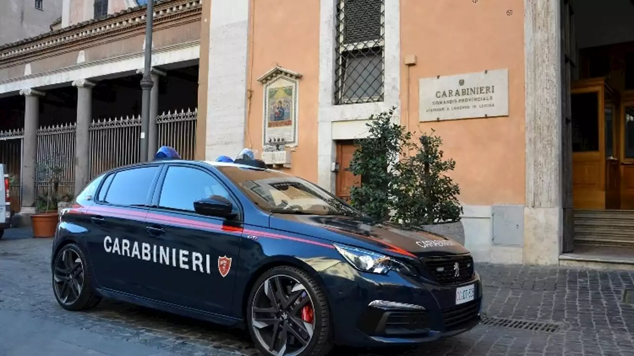 Donna accoltellata dal compagno si salva fuggendo in strada