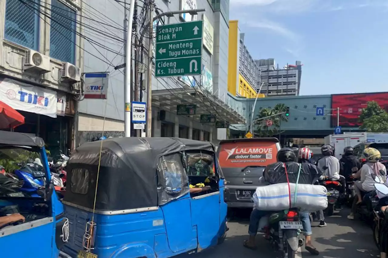 Diserbu Pengunjung Jelang Ramadan, Begini Lalu Lintas di Sekitar Pasar Tanah Abang