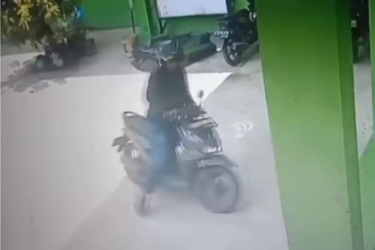 Viral Aksi Maling Gasak Motor Warga Cikarang Saat Salat Jumat