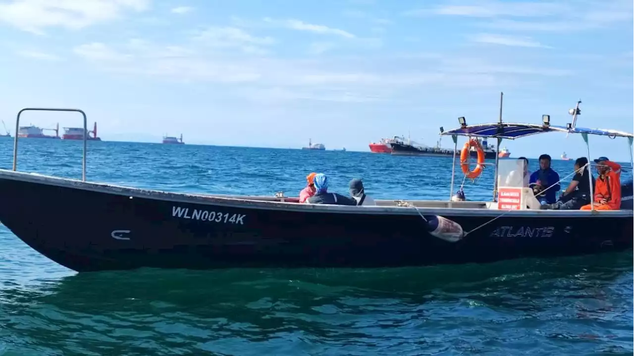 MMEA, fishermen rescue group of men after boat sinks in Labuan waters