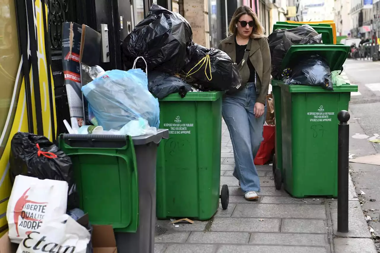 Réforme des retraites : à Paris, les camions-bennes réquisitionnés ont commencé à évacuer les déchets