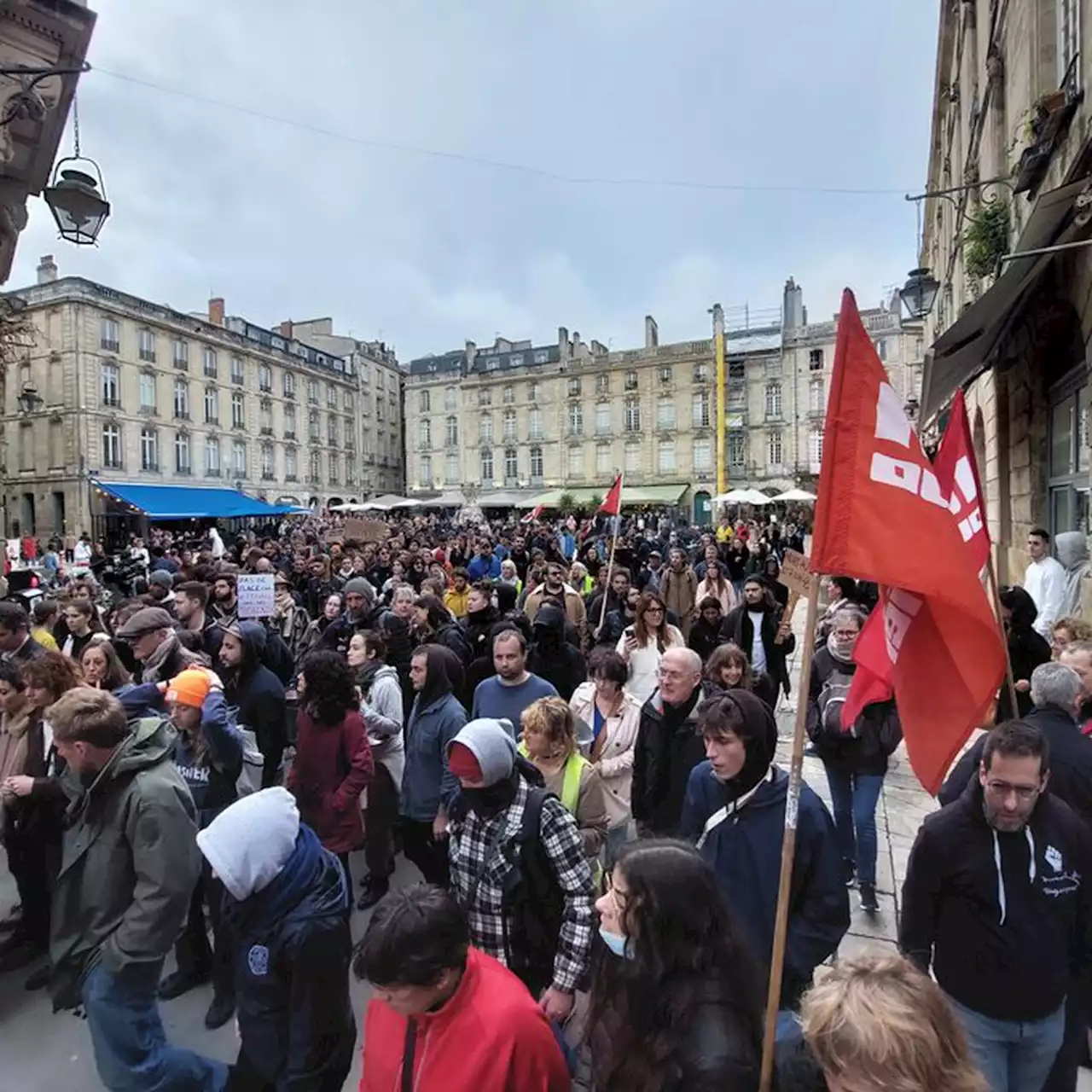 Réforme des retraites : gaz lacrymogène et poubelles brûlées dans Bordeaux