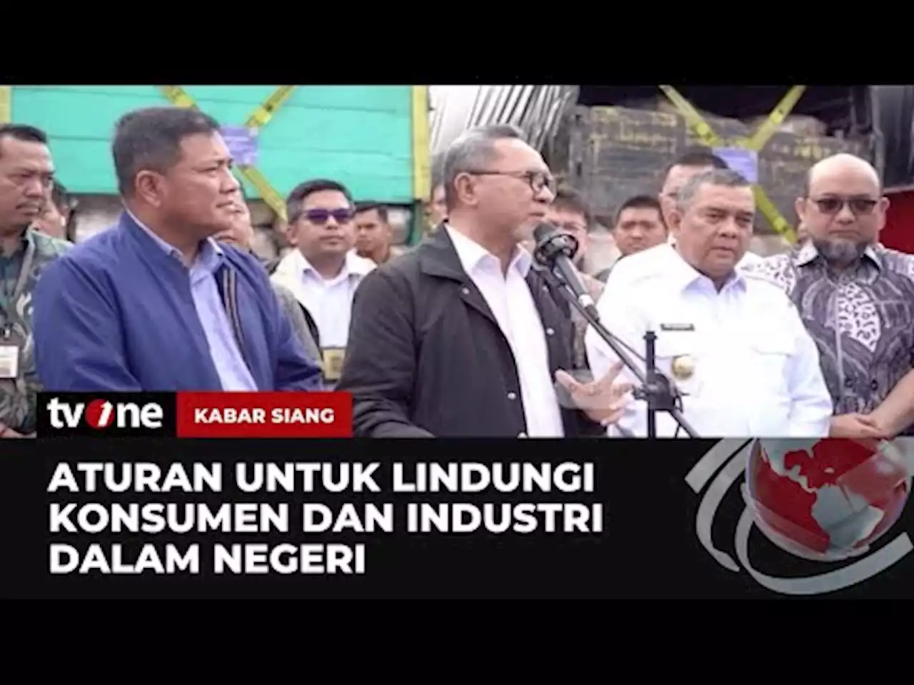 Mendag Zulhas Musnahkan 730 Bal Pakaian, Sepatu, dan Tas Impor Bekas - tvOne