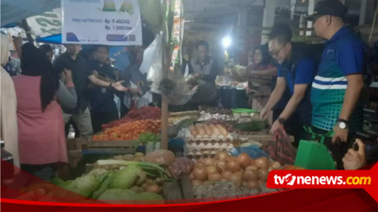 Menteri Perdagangan Bagi-bagi Beras dan Minyak Goreng di Pasar Tradisional Mamuju