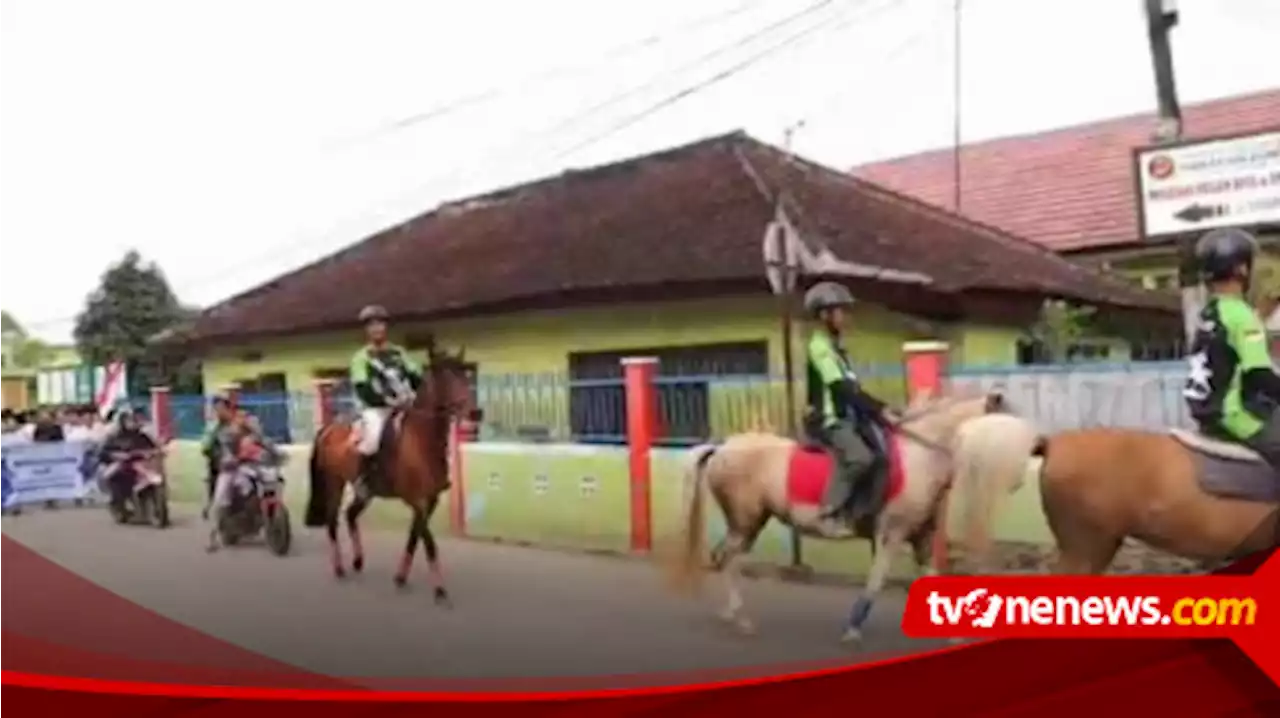 Sambut Ramadhan, Santri di Pringsewu Gelar Pawai Berkuda