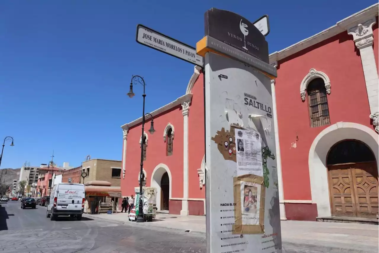 Letreros para turistas en el centro de Saltillo, vandalizados y tapizados de publicidad