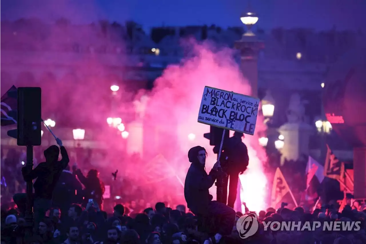 ''의회패싱' 마크롱 하야'…프랑스 연금개혁 반대시위 격화(종합) | 연합뉴스