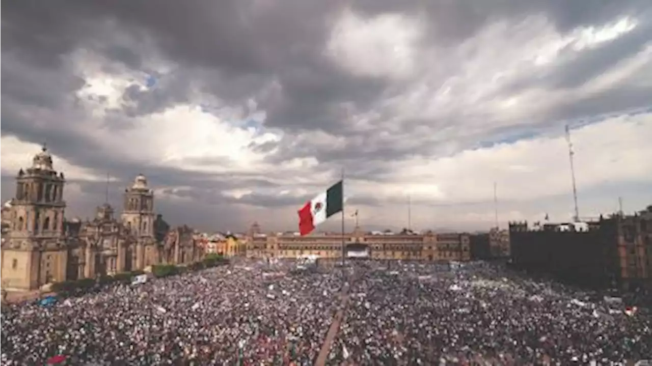 “Los oligarcas no volverán al poder”, afirmó Lopez Obrador ante más de 100 mil personas