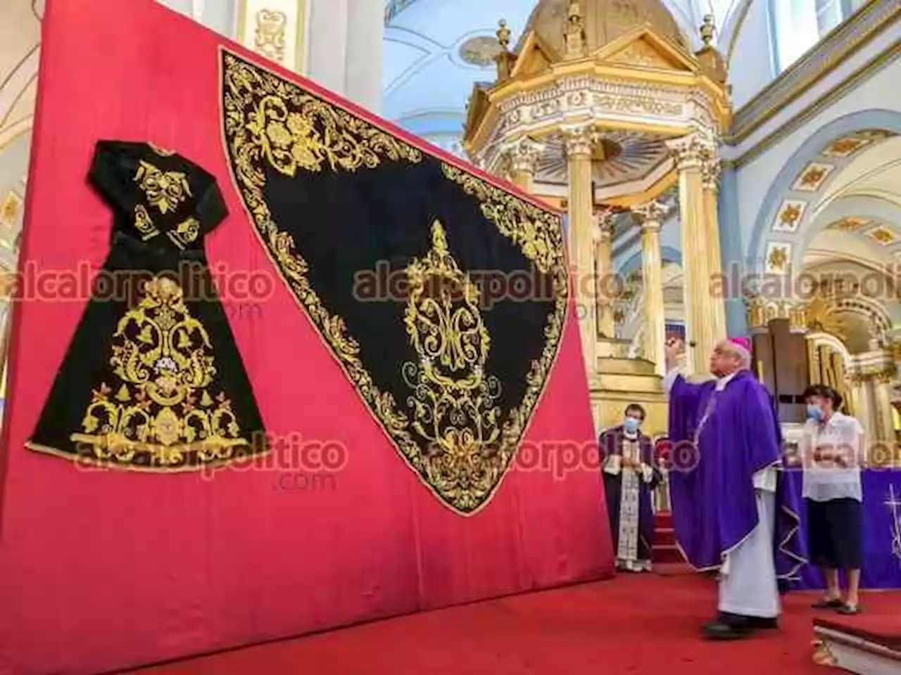 Visten de gala a la Virgen de la Soledad, en Córdoba; el vestido fue confeccionado en España