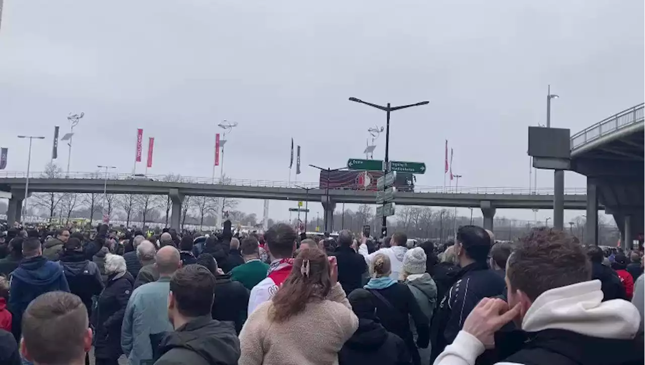 Grote drukte rond Arena voorafgaand aan Klassieker, spelersbus Feyenoord uitgefloten