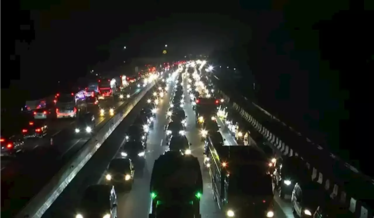 Tol Jakarta-Cikampek Padat, Petugas Berlakukan Contra Flow 15 Km