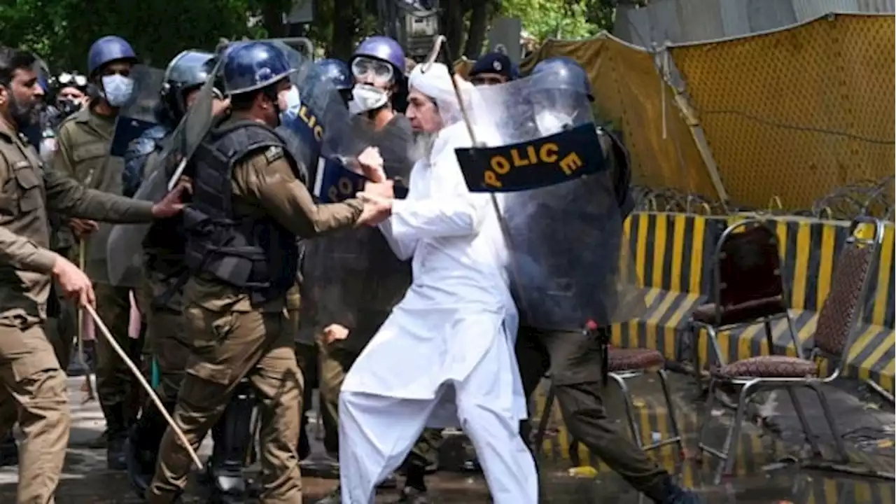 Imran Khan supporters clash with police outside former Pakistan PM's home in Lahore | CBC News