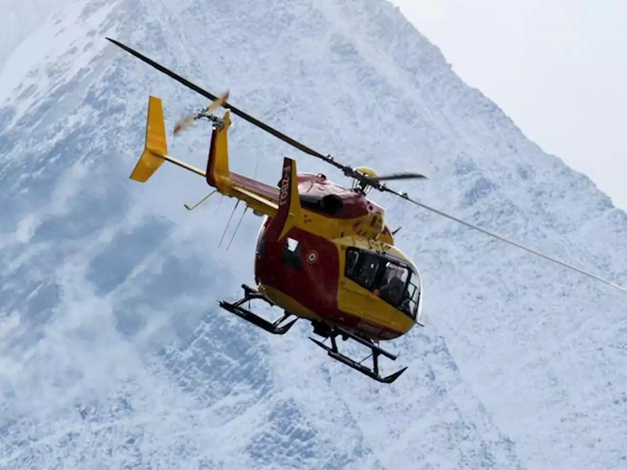 Valanga sopra Courmayeur, si temono sciatori coinvolti. Il meteo avverso complica i soccorsi