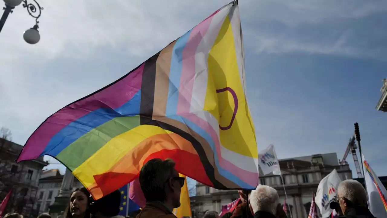 LGBTQ+-Proteste in Mailand: Tausende gehen gegen Meloni auf die Straße