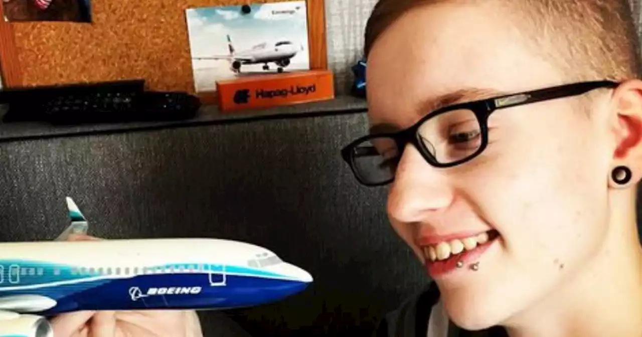 Es el amor de su vida: mujer se quiere casar con un avión de juguete