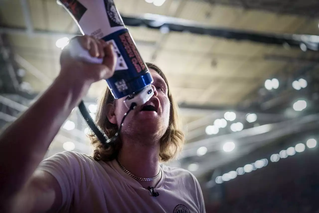 Han är mannen med megafonen i Scandinavium