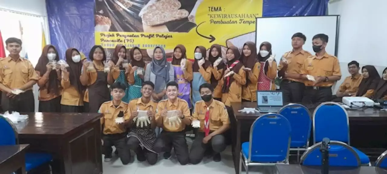 Siswa SMA Antartika Membuat Tempe dalam Workshop P5