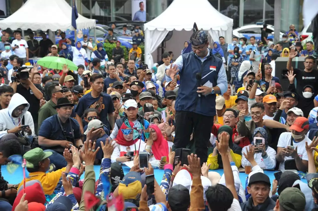 Teriakan Presiden Hingga Pendukung Topeng Anies Baswedan di Surabaya