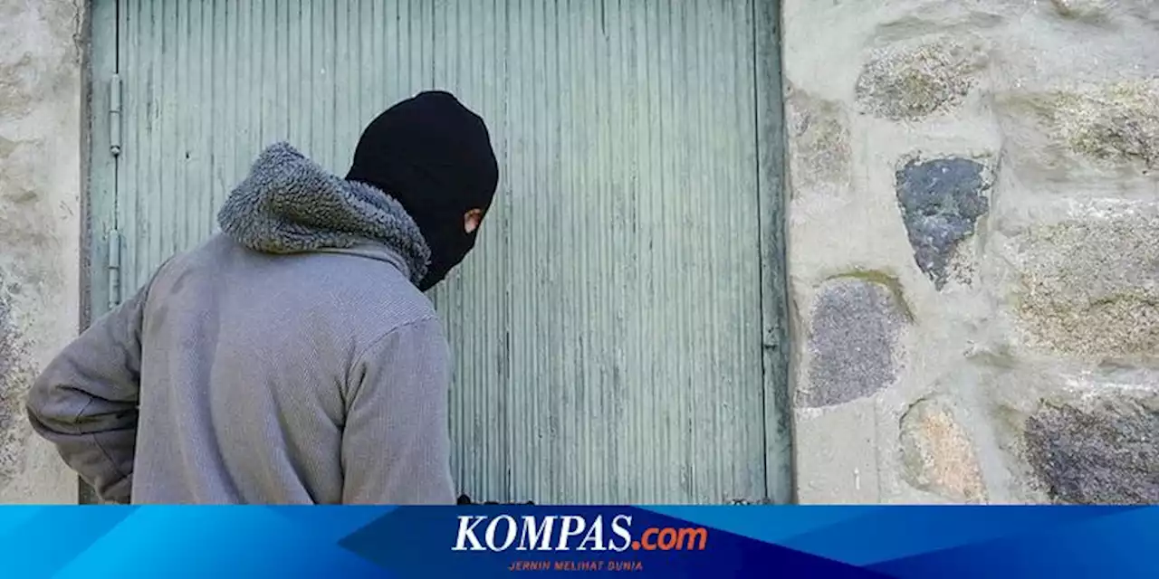 Aksi Pencuri Perempuan Panjat Pagar Kompleks dan Masuk Rumah Warga di Matraman Terekam CCTV