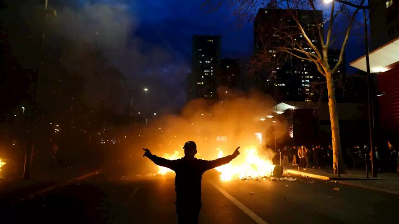 Crecen protestas en Francia por imposición en pensiones mientras basura se sigue apilando