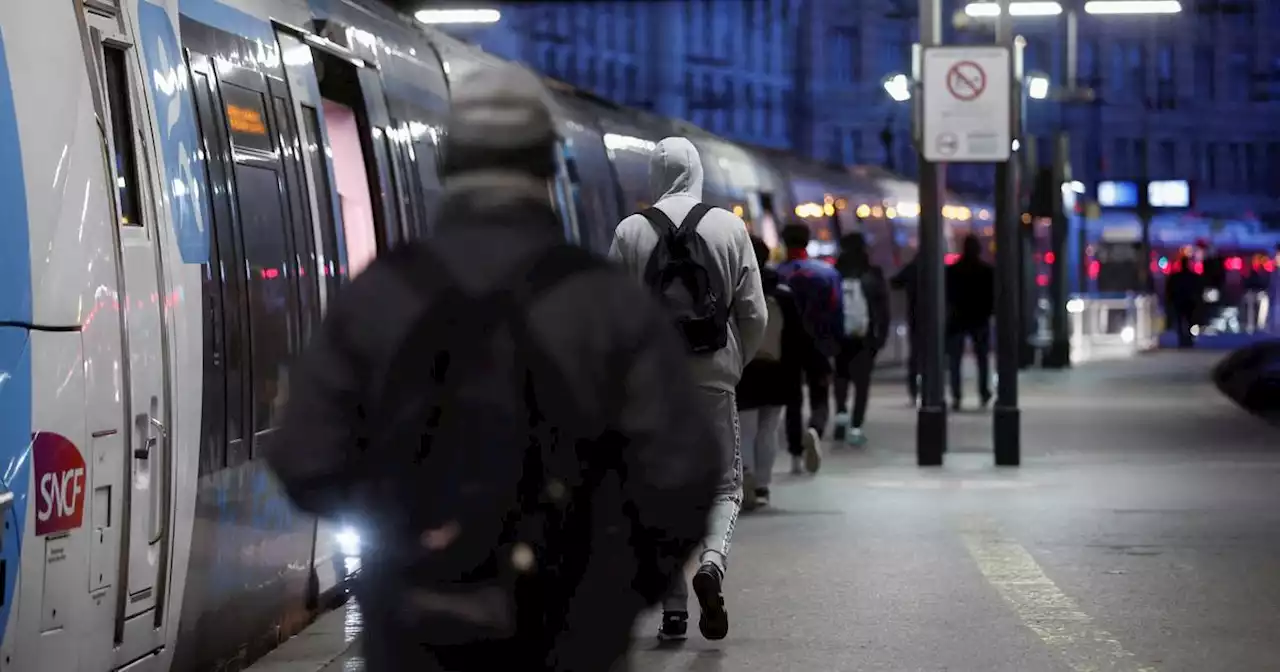 EN DIRECT - Retraites : la SNCF prévoit un trafic perturbé ce lundi 20 mars