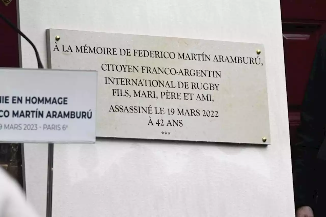 Une plaque en hommage à Federico Martin Aramburu apposée sur les lieux du drame à Paris