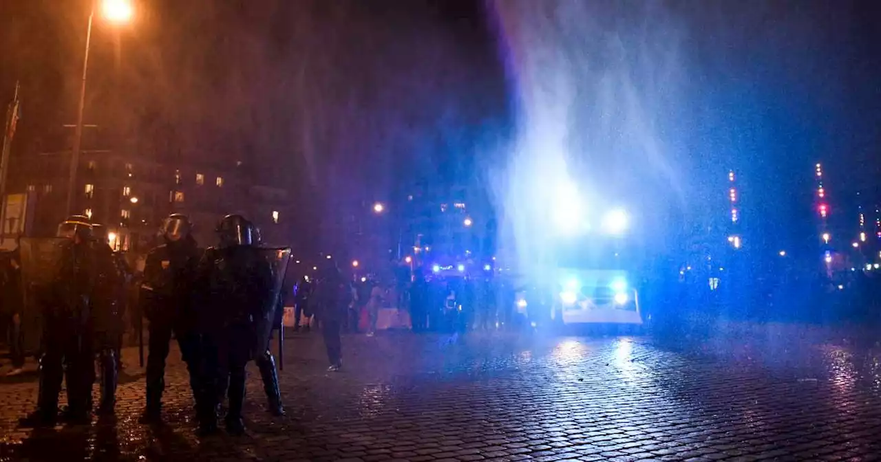 Retraites : troisième soir de tension à Paris, barricades et charges Place d’Italie