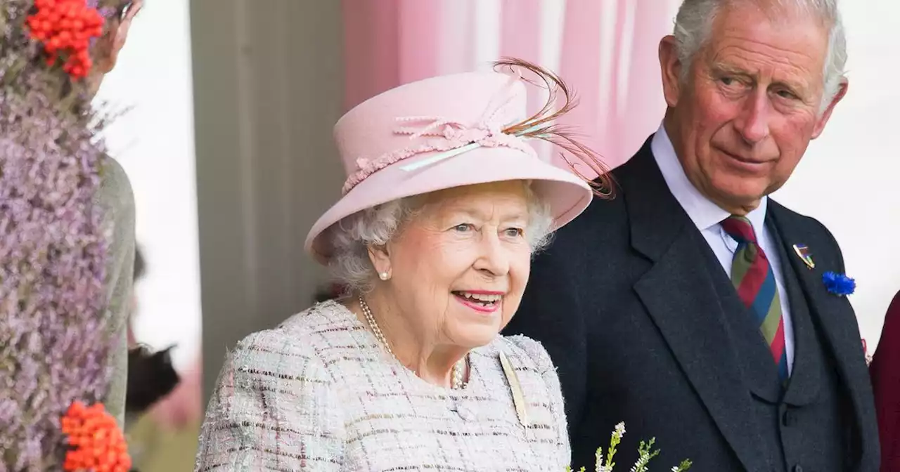 Le sosie du prince Harry : cette photo vintage du roi Charles III dans les bras d'Elizabeth II pour la fête des mères