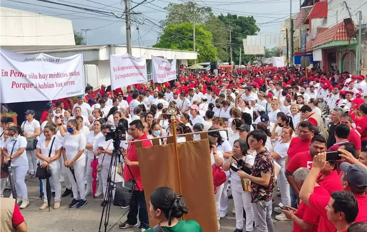 En Tabasco, petroleros marchan por servicios de salud