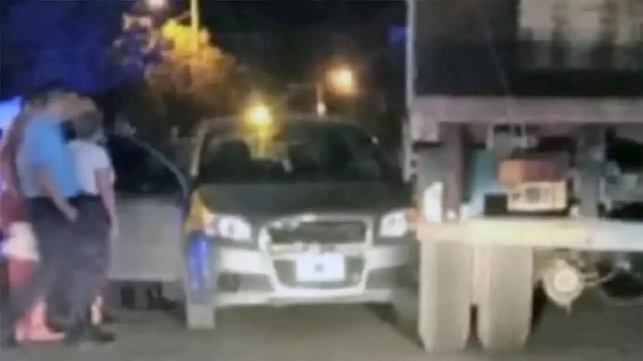 Neuquén: Conductor borracho se estrelló contra un camión estacionado y ni se enteró