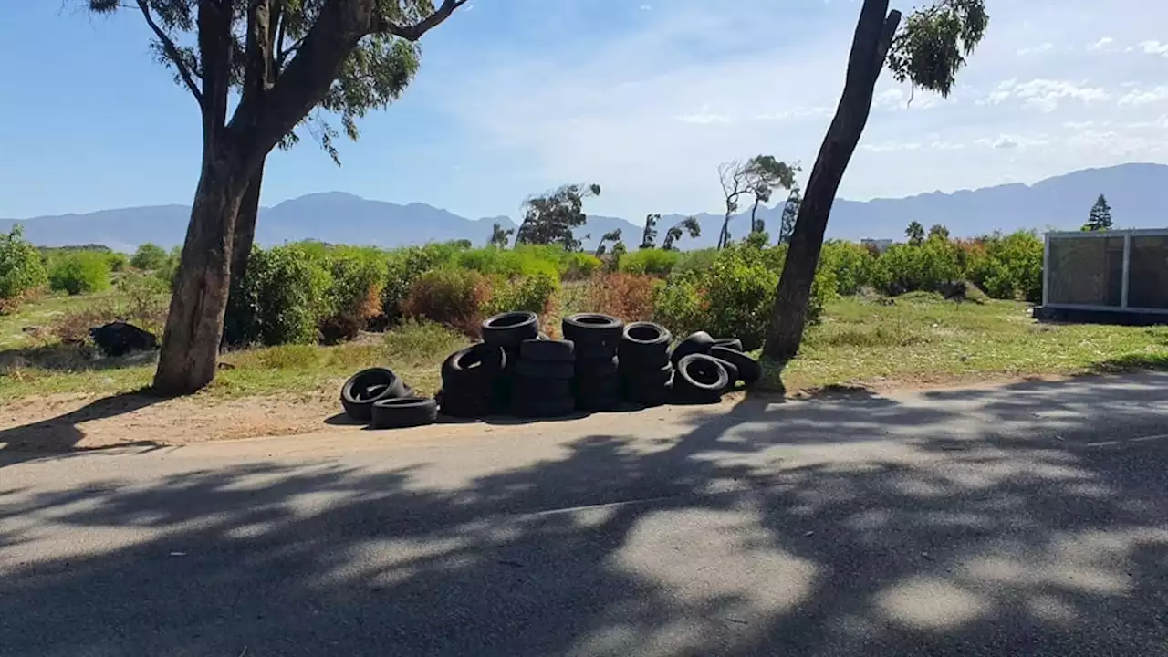 PICS | EFF shutdown: 'Not in our city' - thousands more tyres removed around Cape Town | News24