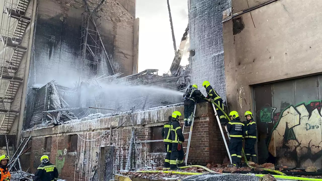 Verheerender Silo-Brand in Schwechat nach fast sieben Stunden gelöscht