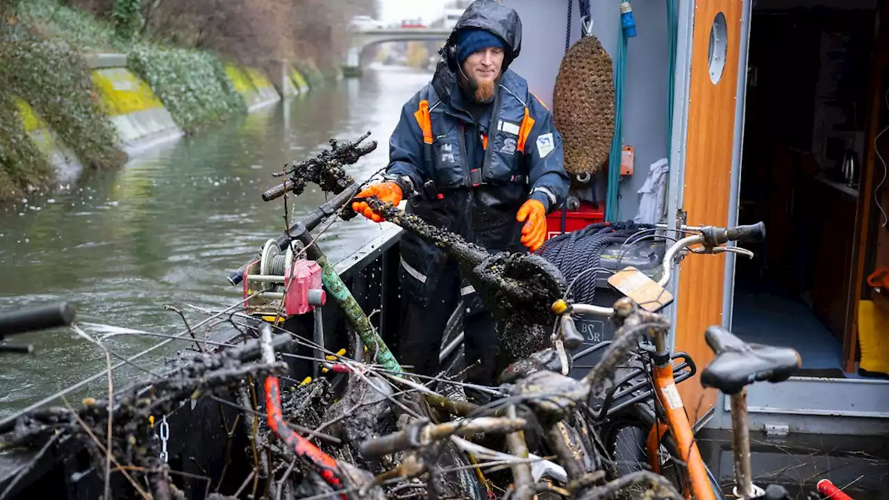 Schiff 'Dachs' holt E-Bikes und Tresore aus dem Fluss