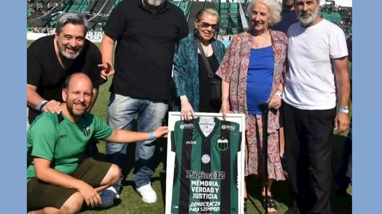 Las Abuelas, homenajeadas en Nueva Chicago | Recibieron una camiseta del club con la consigna 'Memoria, Verdad y Justicia'