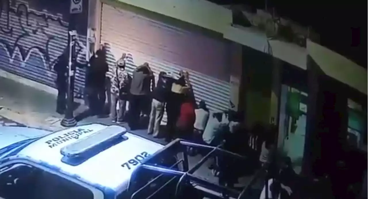 Frente a policías, hombre golpea 'salvajemente' a personas afuera de un bar de Celaya