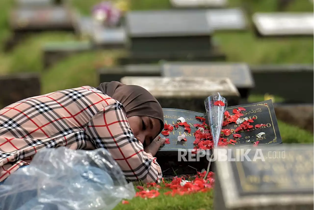 Jelang Ramadhan, TPU Menteng Pulo Ramai Dikunjungi Peziarah |Republika Online