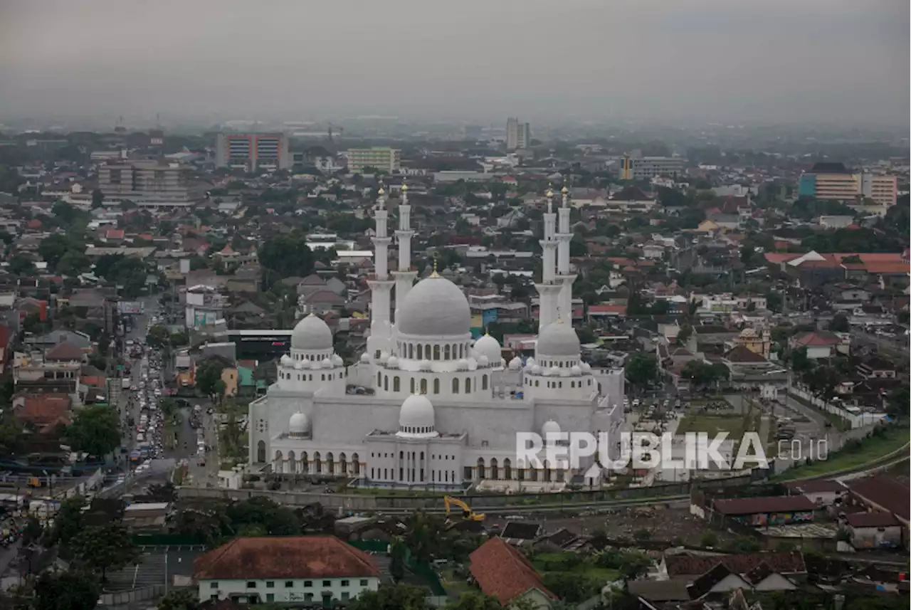 Mandor Masjid Sheikh Zayed Lunasi Utang ke Pemilik Warung |Republika Online