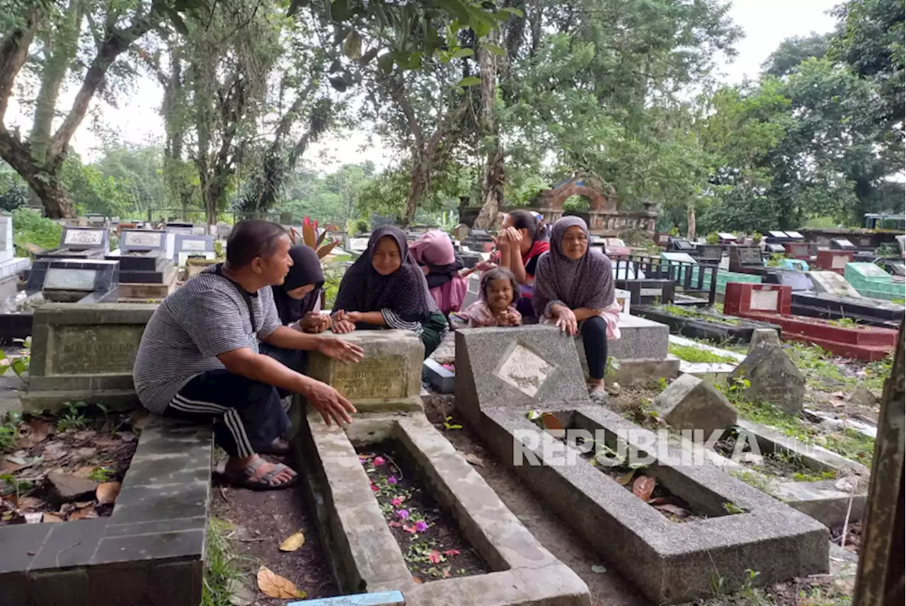 Menjelang Ramadhan, TPU Cieunteung Tasikmalaya Ramai Didatangi Peziarah |Republika Online