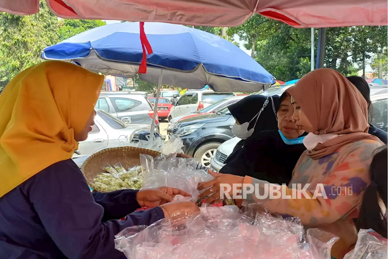 Ziarah Kubur Jelang Ramadhan di Bandung, Momen Penjual Bunga Musiman Cari Cuan |Republika Online