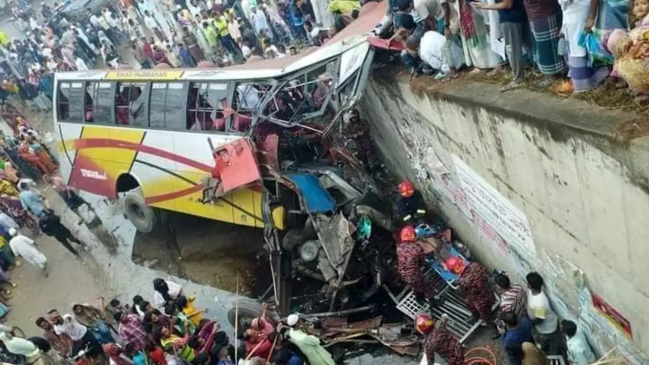 Bus esce fuori strada e si schianta in un fosso: è una strage